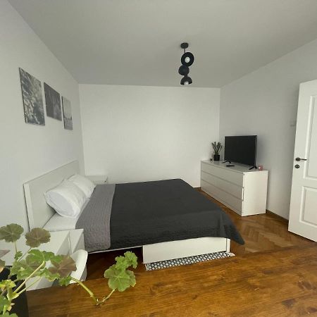 Apartament De Lux Semicentral Jászvásár Kültér fotó