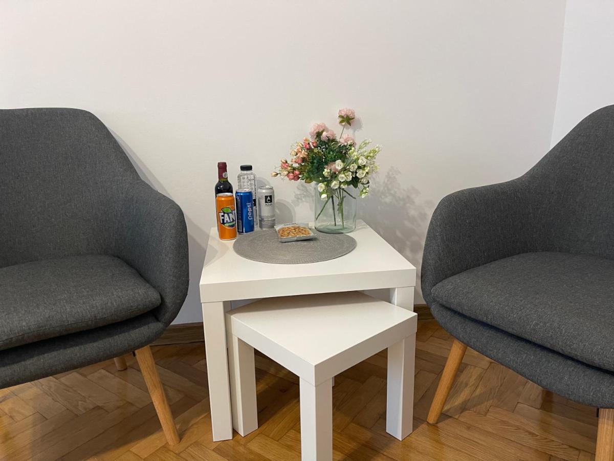 Apartament De Lux Semicentral Jászvásár Kültér fotó